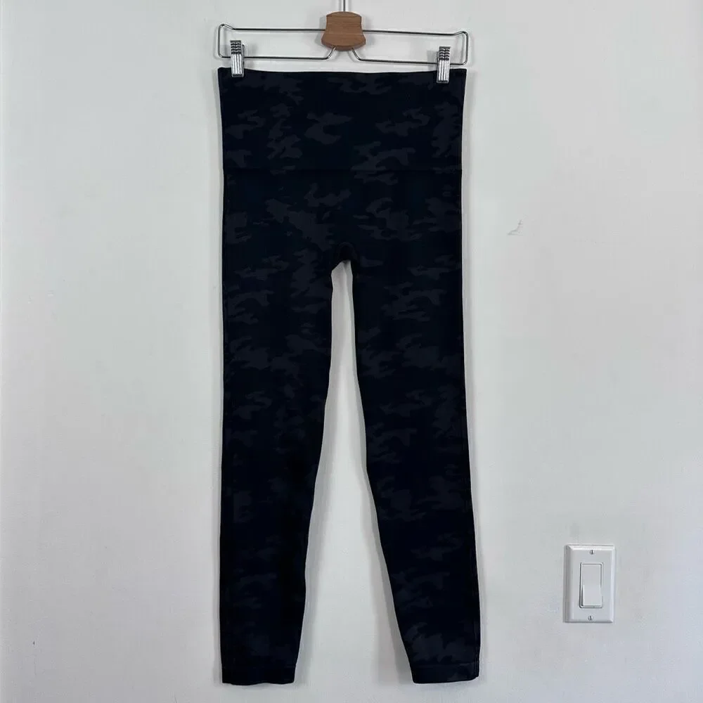 Spanx Look At Me Now Seamless Leggings in Camo Size L - Picture 2 of 8